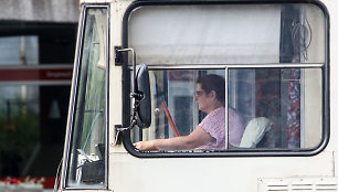 Anot valdininkų, troleibusų vairuotojai noriai persikvalifikuoja ir sės prie autobusų vairo.