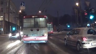 Troleibusas užblokavo antrą eismo juostą