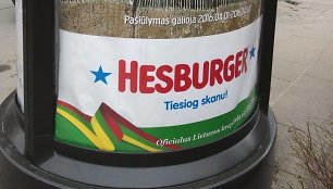 „Hesburger“ reklaminis plakatas su klaida