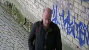 Kaune, Laisvės alėjoje automobilį apgadinęs vyras.