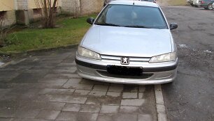 Tel&scaron;ių policijos užfiksuoti kadrai liudija, kad vairuotojai, parkuodami automobilius miesto gatvėse, gyvenamųjų namų kiemuose, galvoja tik apie savo patogumą