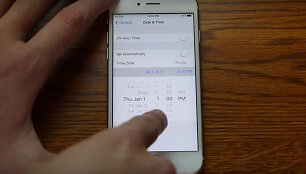 Saugumo spraga &bdquo;iPhonene&ldquo; telefonuose &ndash; kai kurių &scaron;alių vartotojai skundžiasi, kad įrenginiai tampa nebenaudojami po tam tikros datos įvedimo