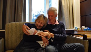 Hillary ir Billas Clintonai su anūku Aidanu