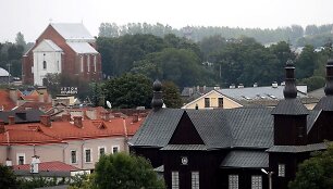 Siekiant įvertinti kokiu oru kvėpuoja dauguma Lietuvos gyventojų, oro kokybės tyrimai atliekami didžiausiuose &scaron;alies miestuose ir tokiuose pramonės centruose, kaip Kėdainiai, Jonava, Mažeikiai, Naujoji Akmenė, kur įsikūrę stambūs pramonės objektai.