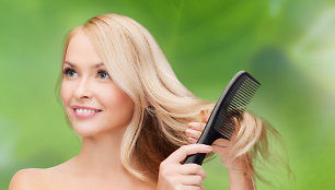 Mergina šukuojasi plaukus retomis šukomis