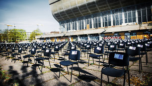 Išrikiuotos kėdės prie Vilniaus koncertų ir sporto rūmų