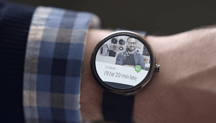 Su Android Wear operacine sistema veiksiantis laikrodis