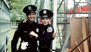 Kim Cattrall ir Steve'as Guttenbergas filme &bdquo;Policijos akademija&ldquo; (1984 m.)