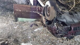 Kai&scaron;iadorių rajone &bdquo;Audi&ldquo; nuvažiavo nuo kelio ir vertėsi