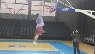 broliai-ballai-isbande-prienu-arenos-parketa