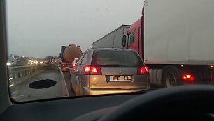 Kaune eismą sutrikdė vilkikas
