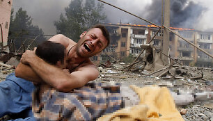 Gruzijoje, Gorio mieste vyras verkia prie per bombardavimą žuvusio artimojo, per Rusijos ir Gruzijos karinį konfliktą (2008 m. rugpjūčio 9 d.)