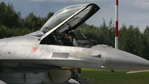 NATO bazėje nusileido &scaron;e&scaron;i Portugalijos naikintuvai F-16