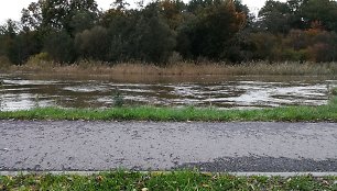 Danės upės vandens lygis dėl lietaus yra stipriai pakilęs.