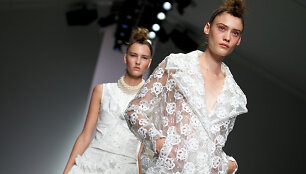 Dizainerės Simone Rocha 2014 metų pavasario / vasaros kolekcijos pristatymas Londono mados savaitėje.