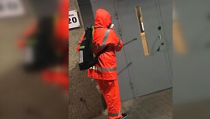 Penktadienio vakarą socialiniame tinkle &bdquo;Facebook&ldquo; buvo i&scaron;platintos nuotraukos, kuriose užfiksuotas asmuo, dėvintis specialius rūbus ir vaik&scaron;tinėjantis Krakių miestelio centre, prie parduotuvių ir neva jas dezinfekuojantis. 