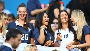 Prancūzijos futbolininkų žmonos Fanny Remy, Mazda Magui, Ludivine Sagna ir Sandra Evra