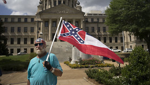 Vyras su Misisipės valstijos vėliava