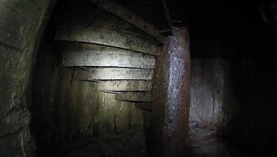 I&scaron; katakombų į bunkerį, kurio įėjimas užmūrytas vedantys milžini&scaron;ki, itin auk&scaron;ti spiraliniai laiptai.