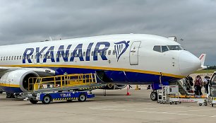 „Ryanair“ lėktuvas Londono Stanstedo oro uoste (asociatyvi nuotr.)