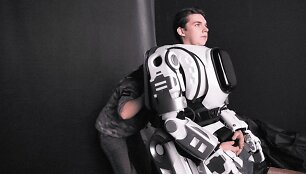 Aktorius ruo&scaron;iamas pasirodymui su roboto kostiumu