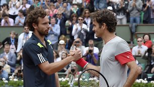 Ernestas Gulbis įveikė Rogerį Federerį