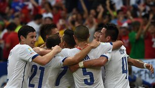 Čilės futbolininkai džiaugiasi Charleso Aranquizo įvarčiu