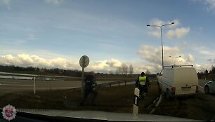 Gaudynių akimirka: po avarijos bėglio mikroautobusas užlėkė ant atitvaro