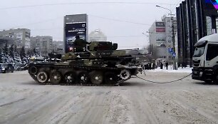 Tankas tempia vilkiką Rusijoje