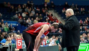 Jonas Valančiūnas nusiminė dėl nepavykusios atakos, Aleksandras Džikičius bando jį nuraminti.