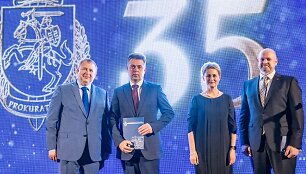 Nuotr. i&scaron; kairės: generalinės prokurorės pavaduotojas Saulius Verseckas, Kauno apygardos prokuratūros Organizuotų nusikaltimų ir korupcijos tyrimo skyriaus prokuroras Mindaugas Sabaitis, generalinė prokurorė Nida Grunskienė, generalinės prokurorės pavaduotojas Gintas Ivanauskas