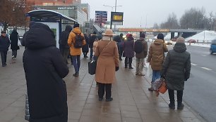 Vilniečiai stotelėje laukia viešojo transporto.