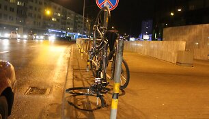 Automobilis partrenkė dviratininkę