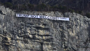 Aktyvistai &Scaron;veicarijoje ant uolos pakabino užra&scaron;ą &bdquo;Trumpas nelaukiamas&ldquo;