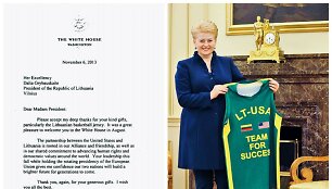 Dalia Grybauskaitė su Barackui Obamai dovanotais krep&scaron;inio mar&scaron;kinėliais