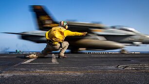 Naikintuvai F/A-18 &bdquo;Super Hornet&ldquo; ir EA-18G &bdquo;Growler&ldquo; startuoja nuo lėktuvne&scaron;io &bdquo;USS Abraham Lincoln&ldquo; denio