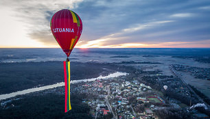 Lietuviškumo metus Birštonas pasitiko oro balionu iškėlęs milžinišką Trispalvę