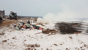 Deginamos atliekos Kauno Mikėnų akligatvyje