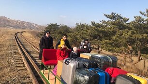 rusijos-diplomatai-siaures-koreja-paliko-traukinio-begiais-stumiamu-vezimeliu-60389cf14a0a1