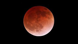 Užslinkus Žemės šešėliui, užtemimo metu Mėnulio pilnatis keičia spalvą. Iliustracijos šaltinis: www.digg.com
