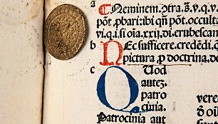 Moneta aptikta italų kamaldulio, kanoninės teisės specialisto Graciano kanonų teisės normų rinkinyje „Decretum“, išspausdintame Venecijoje 1493 metais Giorgio Arrivabene spaustuvėje.