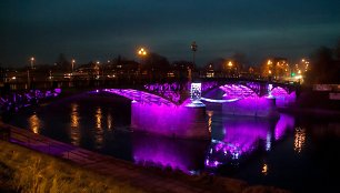 Lietuvos ankstukams purpurine spalva įžiebtas Žvėryno tiltas Vilniuje