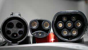 Įkrovimo jungtys i&scaron; kairės į de&scaron;inę &ndash; Type1, &bdquo;Tesla&ldquo;, Type2