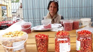 1Jotvingių turguje parduoda žemuoges ir voveraites Inga Slavinskienė i&scaron; Nemunaičio kra&scaron;to.