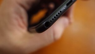 &bdquo;iPhone 7&ldquo; su auksarankio įtaisytu ausinių lizdu