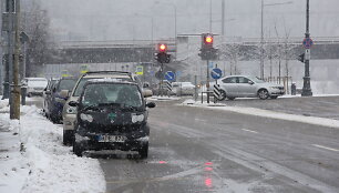 Eismą &scaron;alies keliuose sunkina plikledis ir &scaron;lapdriba