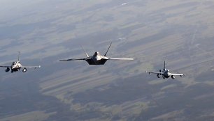 NATO naikintuvai virš Lenkijos /  / US Air Force/Cover Images