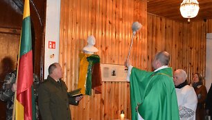 Marcinkonių &Scaron;v. apa&scaron;talų Simono ir Judo Tado bažnyčioje atidengtas ir pa&scaron;ventintas atminimo ženklas &ndash; bareljefas, skirtas Lietuvos Nepriklausomybės akto signatarui kunigui Alfonsui Petruliui.
