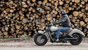 Rimas Bružas i&scaron;bandė 100 metų senumo motociklo modelį &bdquo;Indian Scout&ldquo;