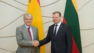 Saulius Skvernelis Vyriausybės rūmuose priėmė Ispanijos užsienio reikalų ir bendradarbiavimo ministrą Alfonso Dastisą.